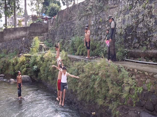 anak-anak yang sedang bermain di sungai